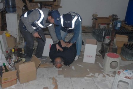 İzmir'de kaçak içki imalathanesine operasyon düzenlendi
