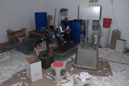 İzmir'de kaçak içki imalathanesine operasyon düzenlendi