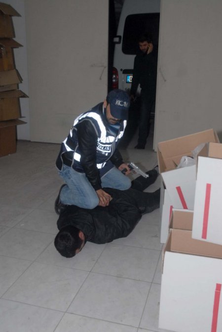 İzmir'de kaçak içki imalathanesine operasyon düzenlendi