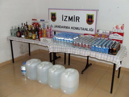İzmir'de kaçak içki ve sigara ele geçirildi