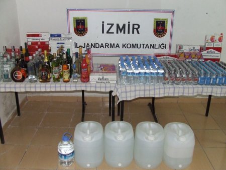 İzmir'de kaçak içki ve sigara ele geçirildi
