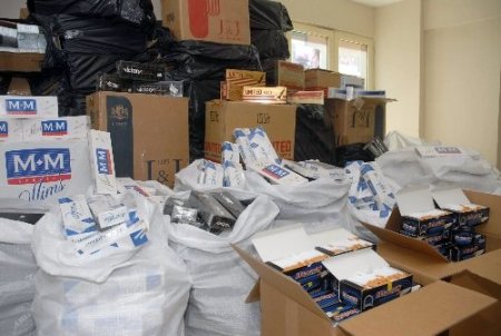 İzmir'de kaçak sigara operasyonu