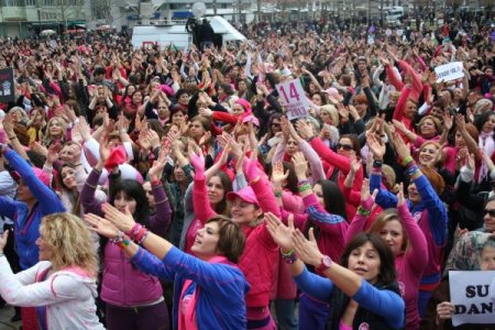 İzmir'de kadına şiddet dansla protesto edildi