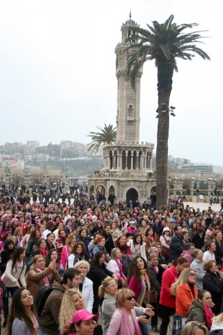 İzmir'de kadına şiddet dansla protesto edildi