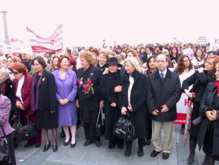 İzmir'de Kadınlar Neyi Kutlayacaklarını Bilmeden Tören Alanına Geldi