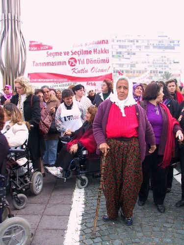 İzmir'de Kadınlar Neyi Kutlayacaklarını Bilmeden Tören Alanına Geldi