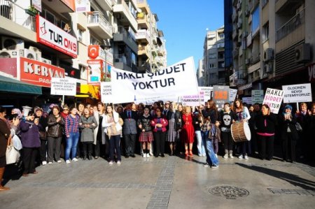 İzmir'de kadınlar şiddete karşı yürüdü