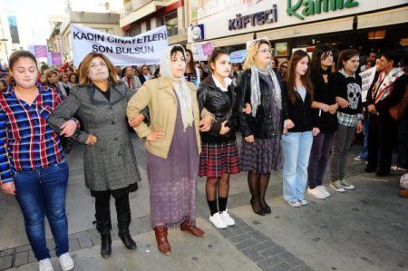 İzmir'de kadınlar şiddete karşı yürüdü