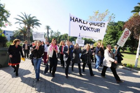 İzmir'de kadınlar şiddete karşı yürüdü