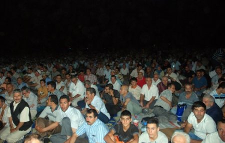 İzmir'de Kadir Gecesi Coşkusu: Binlerce Kişi Açık Alanda Teravih Namazı Kıldı