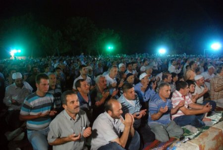 İzmir'de Kadir Gecesi Coşkusu: Binlerce Kişi Açık Alanda Teravih Namazı Kıldı