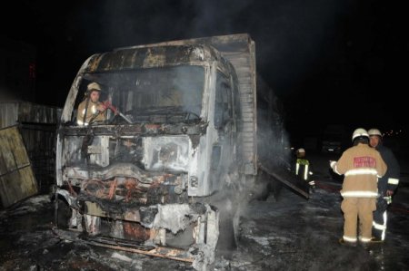 İzmir'de Kamyon Yangını: 2 Yaralı