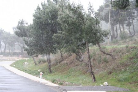 İzmir'de Kar Ve Tipi Devam Ediyor