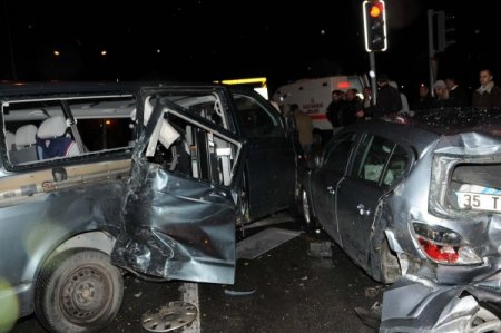 İzmir'de Kaza: 11 Yaralı