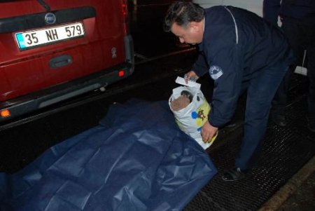 İzmir'de Kaza: 3 Aracın Altında Ezilen Kadın Öldü