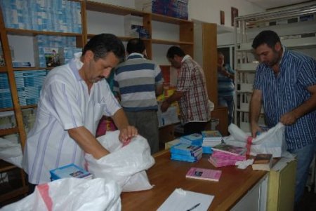 İzmir'de Korsan Kitap Operasyonu:10 Bin Korsan Kitap Ele Geçirildi
