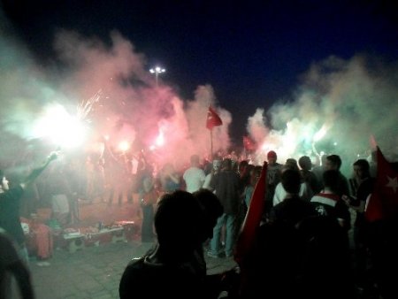 İzmir'de meşaleli 'Gezi Parkı' eylemi