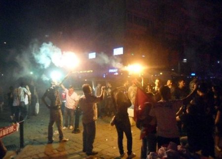 İzmir'de meşaleli 'Gezi Parkı' eylemi