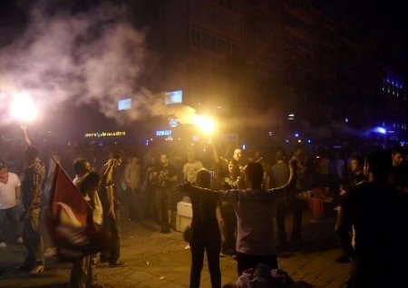 İzmir'de meşaleli 'Gezi Parkı' eylemi