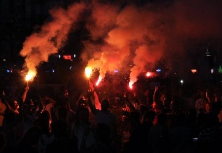 İzmir'de meşaleli 'Gezi Parkı' eylemi