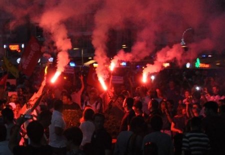 İzmir'de meşaleli 'Gezi Parkı' eylemi