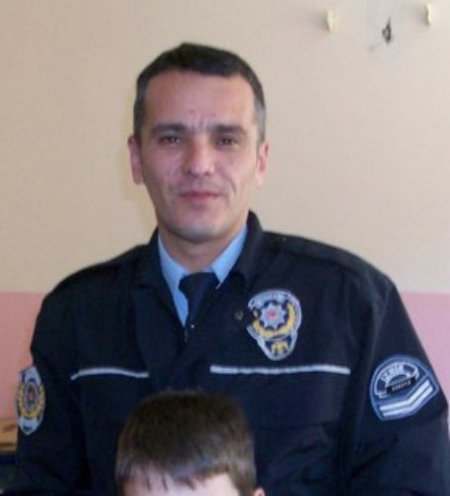 İzmir’de polise saldırı: Polis memuru sırtından bıçaklandı