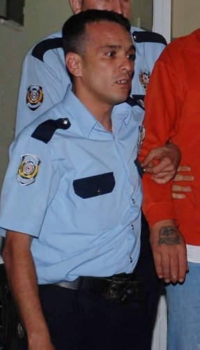 İzmir’de polise saldırı: Polis memuru sırtından bıçaklandı