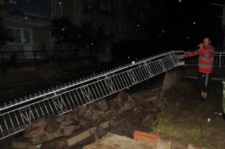 İzmir'de Sağanak Yağış Nedeniyle Çok Sayıda Ev Ve İşyeri Sular Altında Kaldı