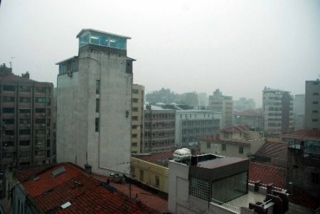 İzmir’de sağanak yağmur havayı erkenden kararttı