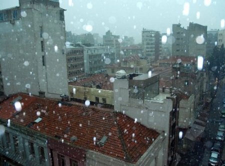 İzmir’de sağanak yağmur havayı erkenden kararttı