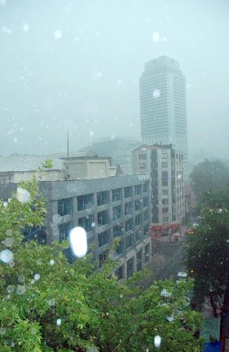 İzmir’de sağanak yağmur havayı erkenden kararttı