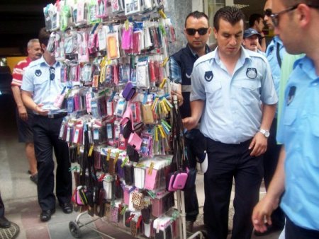 İzmir'de Seyyar Satıcı Ve Dilenci Operasyonu