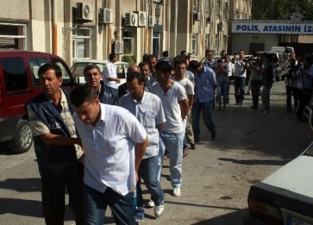 İzmir'de Sgk'yi 1 Milyon Tl Dolandırdıkları İddiasıyla 17 Kişi Gözaltına Alındı