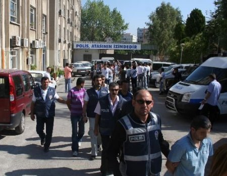 İzmir'de Sgk'yi 1 Milyon Tl Dolandırdıkları İddiasıyla 17 Kişi Gözaltına Alındı