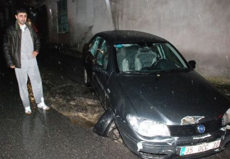 İzmir'de Şiddetli Yağmur Hayatı Olumsuz Etkiliyor