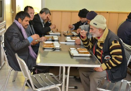 İzmir'de sokakta yaşayanlar kışın unutulmadı