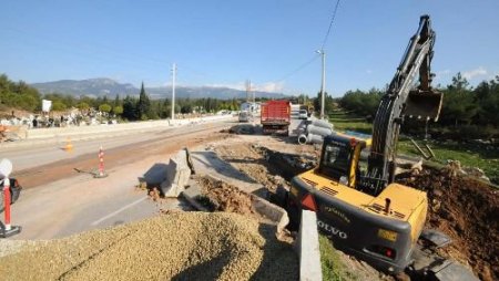 İzmir'de Su Basan Mezarlığa Yeni Menfez Döşenecek