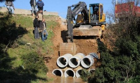 İzmir'de Su Basan Mezarlığa Yeni Menfez Döşenecek