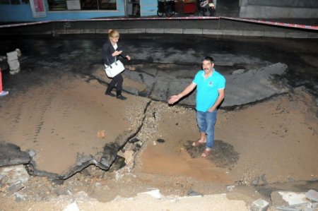 İzmir'de Su Borusu Patladı, Yol Çöktü