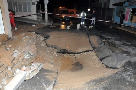 İzmir'de Su Borusu Patladı, Yol Çöktü