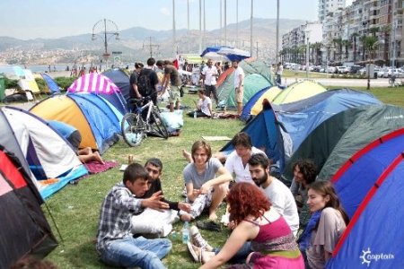 İzmir'de tansiyon düştü, eylemciler kurdukları çadırda kalıyor