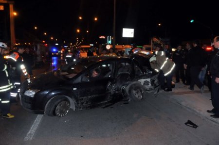 İzmir'de trafik kazası: 1 ölü, ikisi ağır 4 yaralı