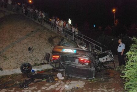 İzmir'de Trafik Kazası : 2 Ölü, 1 Yaralı