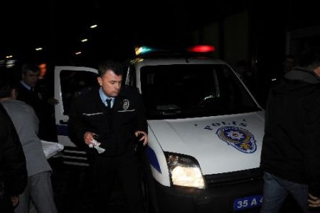 İzmir'de Trafik Kazası: 2 Polis Yaralandı