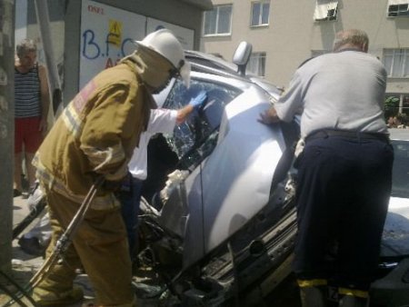 İzmir'de Trafik Kazası: 2 Yaralı