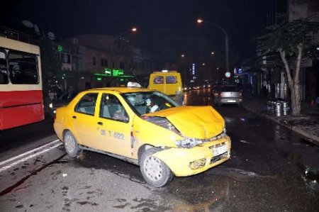 İzmir'de Trafik Kazası: 2 Yaralı