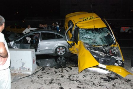 İzmir'de trafik kazası: 3 yaralı