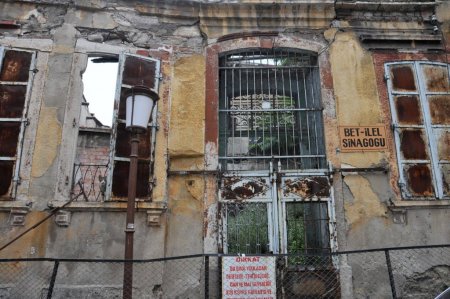 İzmir'de türbe, kilise ve sinagog restorasyonları devam ediyor