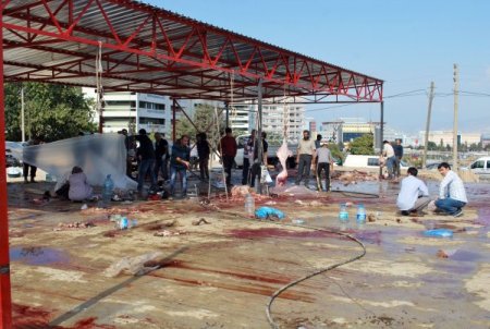 İzmir'de vatandaşlar 40 merkezde kurbanlarını kesiyor