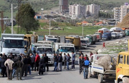 İzmir'de vatandaşlar çöp kamyonlarının önünü keserek eylem yaptı